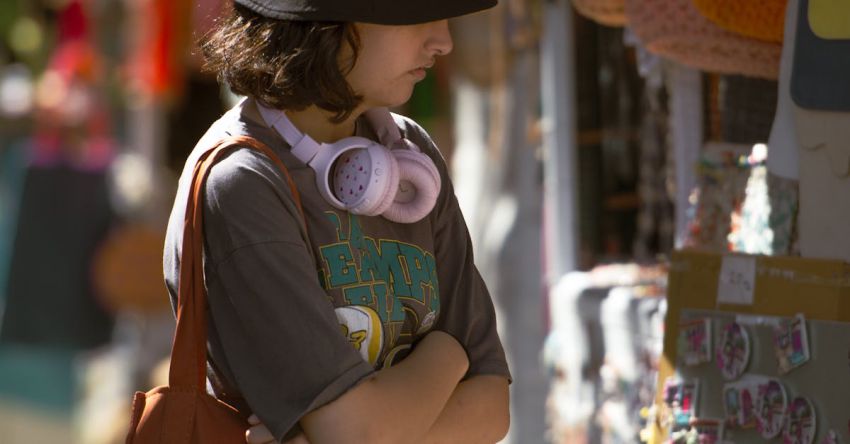 Souvenirs - A woman with a hat on